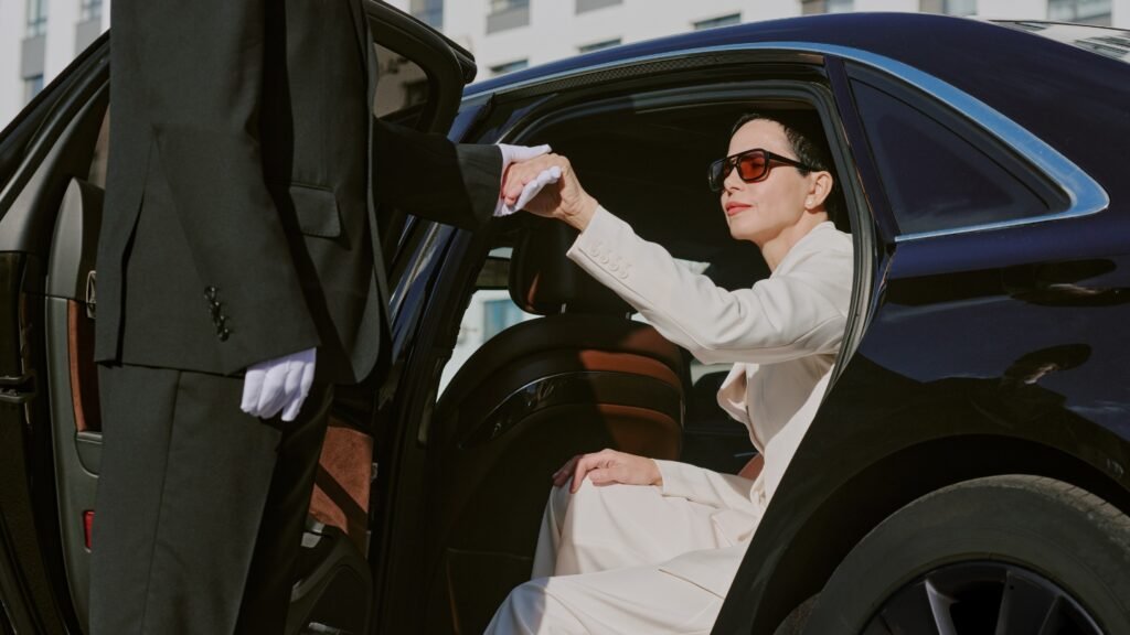 Chauffeur privé vs Uber à Paris : quelle option choisir selon votre trajet ?